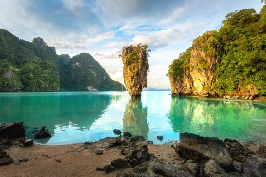 Остров Пукет отново приема туристи при строги правила